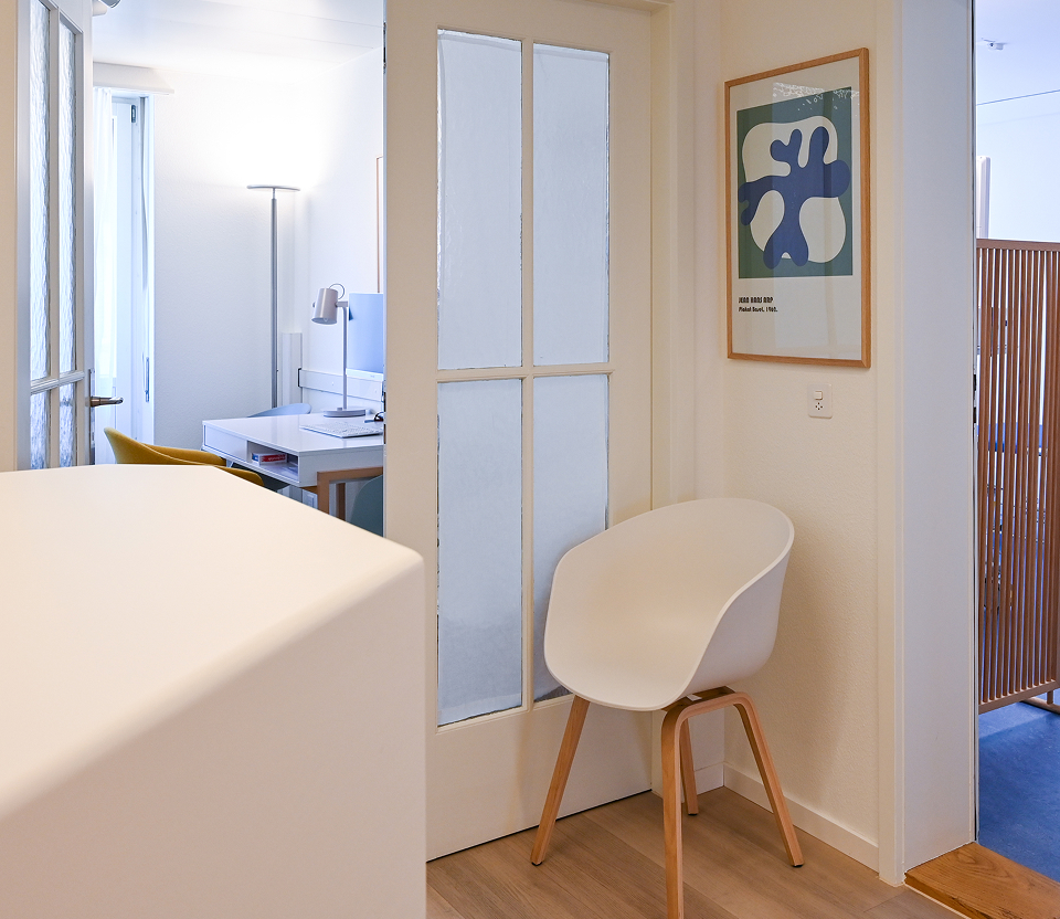 Praxiseingang und Empfangsbereich